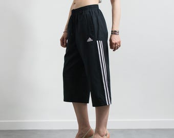 Pantalones cortos capri Adidas Y2K negros con 3 rayas, estilo vintage unisex de 2005.