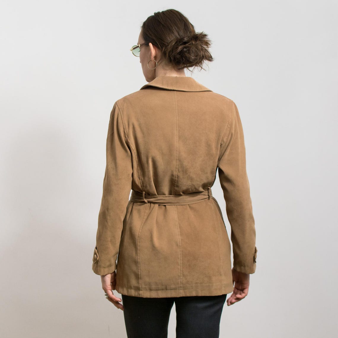 Vintage Brown Belted Short Trench Coat Double Breasted Jacket, foto 4 di 5