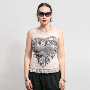 Camiseta sin mangas beige Y2K / Camisa vintage con dobladillo de encaje con cuentas y purpurina acanalada / Talla de mujer S/M