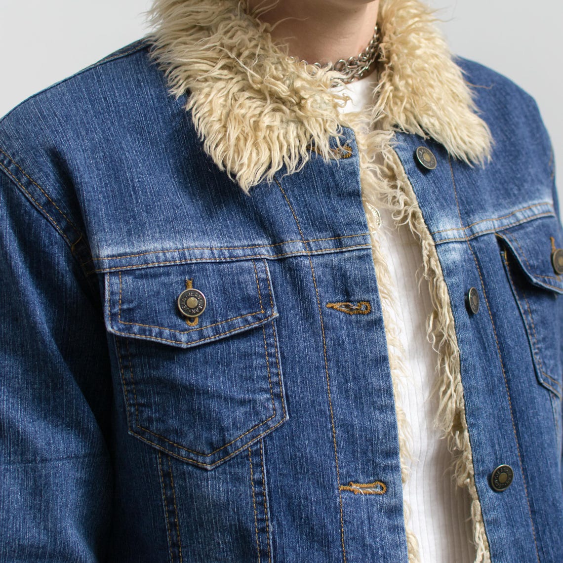 Vintage Y2K Denim Jacket with Faux Fur Collar and Cuffs M/L, foto 4 di 5