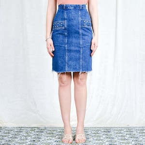 Mini Denim Rock W26 Vintage 90er Jahre abgeschnitten ausgefranst Silber Ohrstecker blau Cutoffs Jeans XS/S