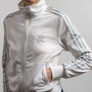 Chaqueta deportiva blanca Adidas Y2K con cremallera y estampado de trébol, talla M