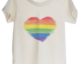 Corazón arco iris bandera LGBT camiseta orgánica para niños