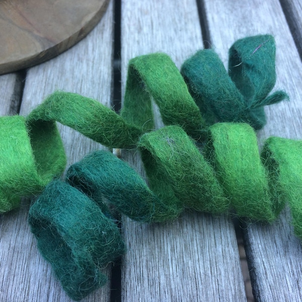 FREE SHIP,  2 x wool felted spring spiral cat toy, natural 100% wool, loved by cats, green