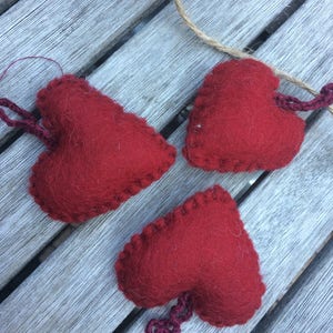 3 rote Wollherzen, handgefilzt, mit Schnur, Weihnachten, Liebe, FREE SHIP