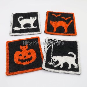 Könnte beinhalten: Vier gestrickte Halloween-Quadrate mit einem schwarzen Kater, einer orangefarbenen Katze, einem Kürbis mit einer Katze darauf und einer weißen Katze mit einem Baum. Die Quadrate sind alle schwarz mit orangefarbenen und weißen Akzenten.