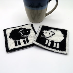 Puede incluir: Dos posavasos de punto negro y blanco con forma de oveja. Un posavasos presenta una oveja negra sobre un fondo blanco, y el otro presenta una oveja blanca sobre un fondo negro.