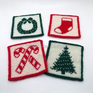 Könnte beinhalten: Vier gestrickte Untersetzer mit Weihnachtsmotiven. Jeder Untersetzer zeigt ein anderes Design: einen Kranz, einen Strumpf, Zuckerstangen und einen Weihnachtsbaum. Die Untersetzer sind weiß mit roten und grünen Akzenten.