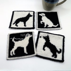 Puede incluir: Cuatro posavasos de punto con siluetas de perros en blanco y negro. Los posavasos son cuadrados y tienen un borde negro.