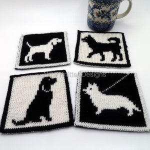 Könnte beinhalten: Vier gestrickte Untersetzer mit schwarzen und weißen Silhouetten von Hunden. Die Untersetzer sind quadratisch und haben einen weißen Rand.