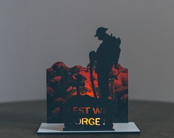 Soldado mostrando gratitud - Vela sin llamas apoyo para el Día del Recuerdo - Domingo de Recuerdo