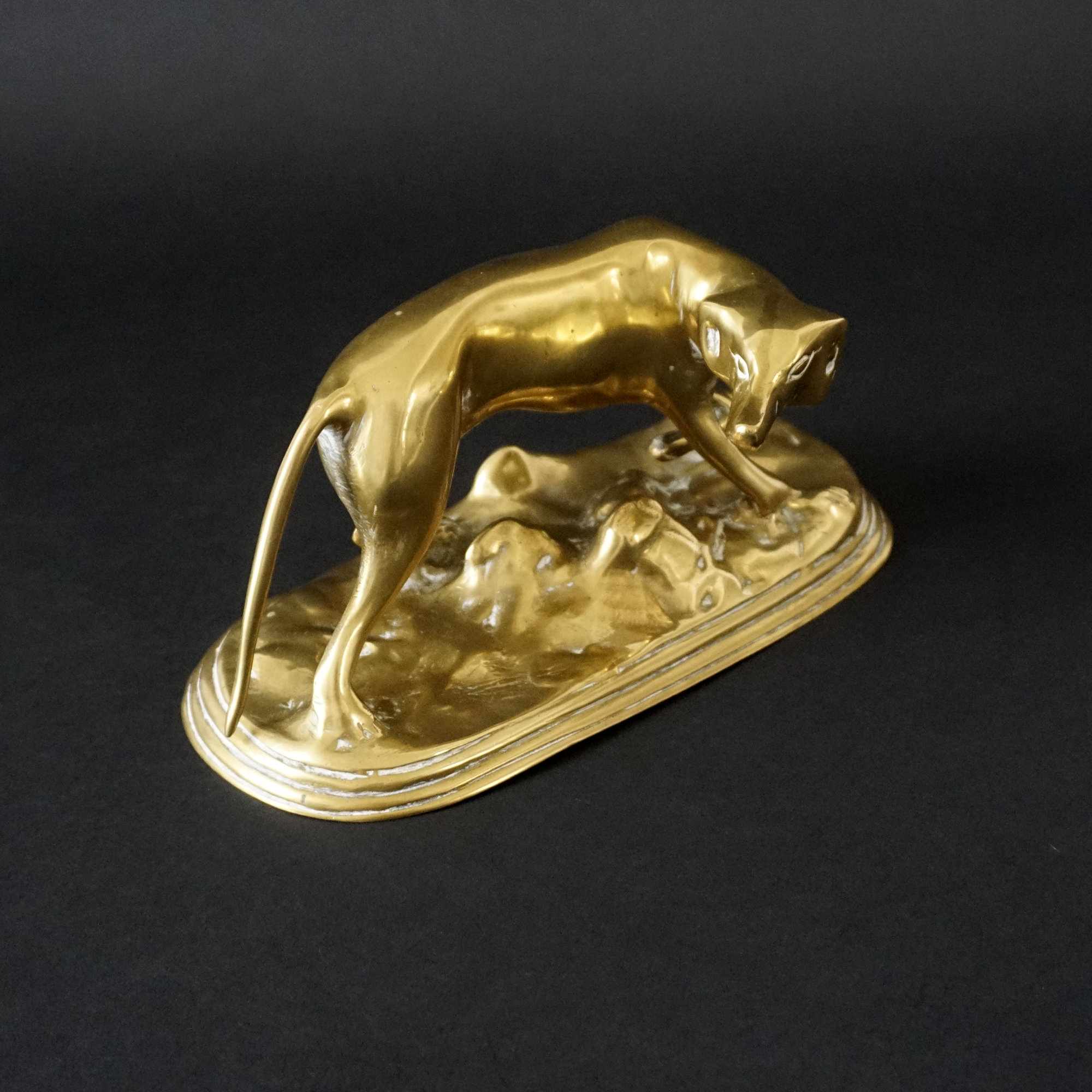 pointer dog figurine