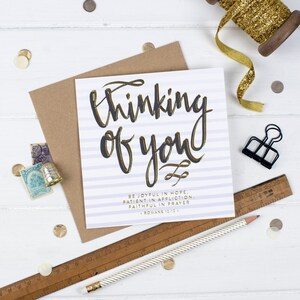 Tarjeta Pensando en Ti - Romanos 12 12 - Tarjeta de Simpatía - Tarjeta de Aliento - Tarjetas Cristianas - Tarjetas de Versículos de la Biblia - Tarjetas de Felicitación