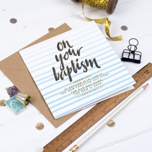 Tarjeta de Bautismo - Tarjeta de Bautizo - Tarjetas Cristianas - Tarjetas de Versículos de la Biblia - En Su Bautismo - Rotulación de Pincel - Lámina de Oro - Tarjetas de Felicitación