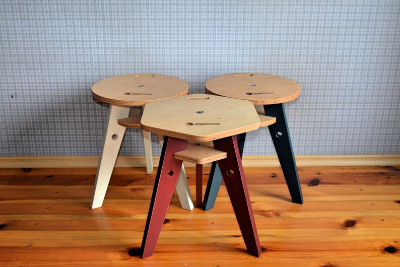 Stool 60 alvar aalto. Stool 60 alvar aalto. В комнате стоят трехногие табуретки. Мебель из дерева минимализм. Дагестанский табурет на трех ножках.