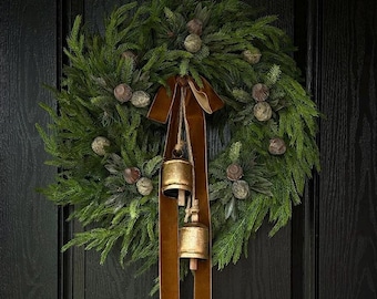 Couronne de Noël de luxe en pin de Norfolk, couronne de cloches de Noël, couronne pour porte d'entrée, décoration de Noël champêtre, couronne d'hiver, décoration de porte de Noël
