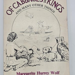 Puede incluir: Una portada de libro vintage con una ilustración caprichosa de animales. El título es "Of Cabbages and Kings and Many Other Things" de Marguerite Hurrey Wolf. La portada del libro es de color crema con un borde morado.