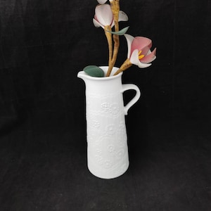 Wazon z porcelany biskwitowej, dzbanek w stylu vintage, relief w stylu vintage, KPM, biała porcelana biskwitowa, wazon na kwiaty z lat 70