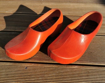 red garden clogs