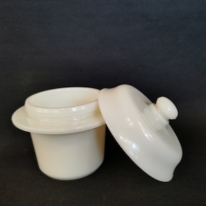 Hermoso azucarero de vidrio estilo bombonera vintage blanco con tapa desgastada