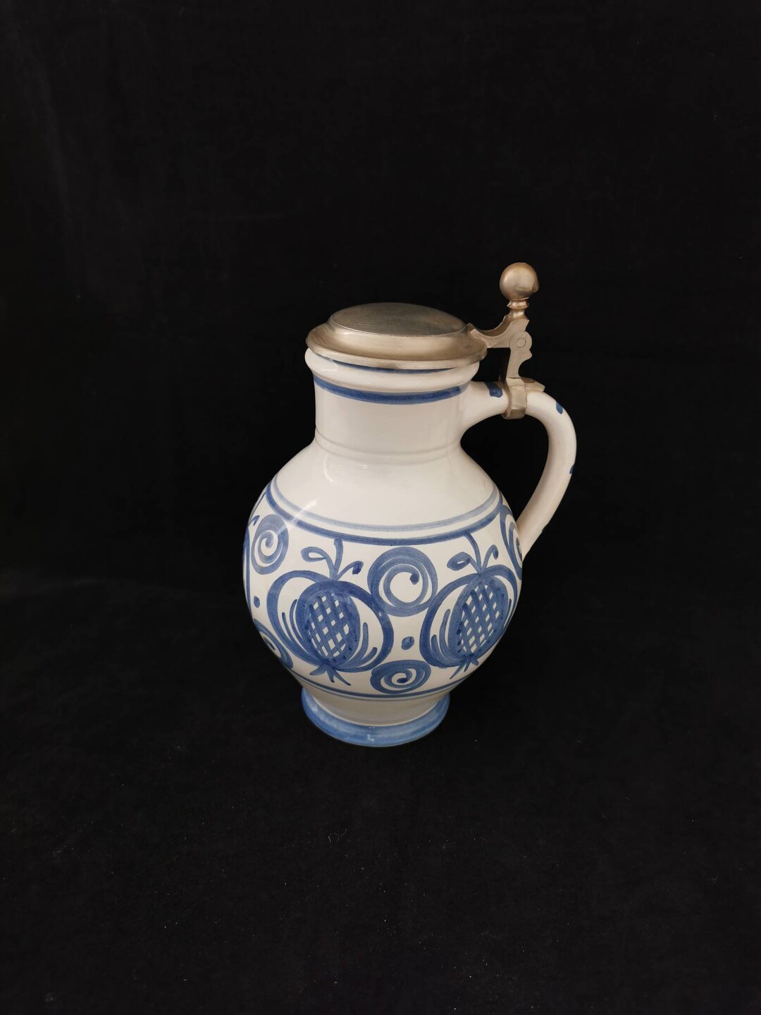 古い花瓶、細口の水差し、錫の蓋付き、陶器のボトル、ヴィンテージの