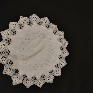Enchanting linen white embroidery tablecloth bobbin lace blanket vintage handmade bobbin lace shabby bobbin lace linen 47 cm