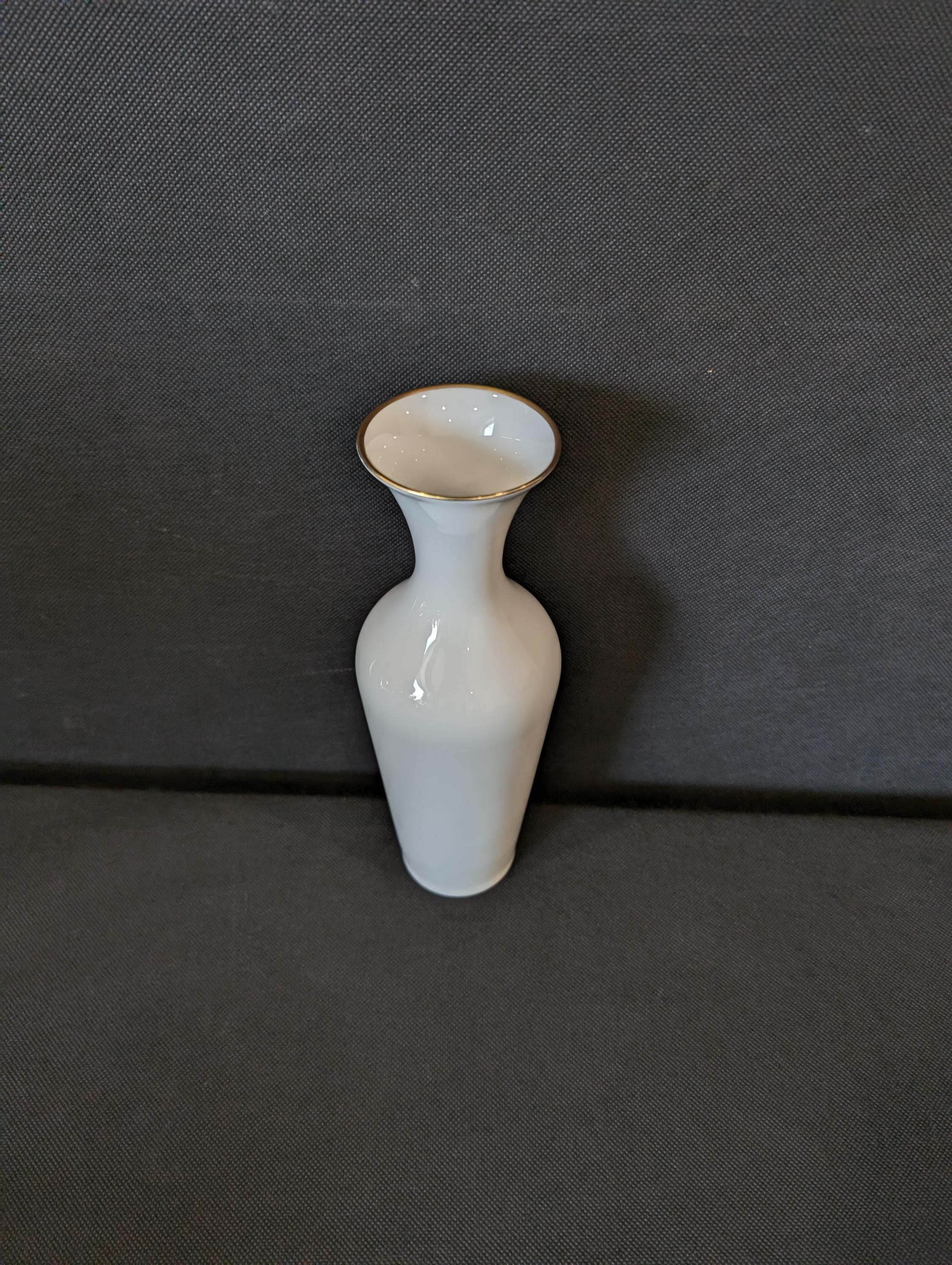 ヴィンテージ花瓶 Hutschenreuther 磁器製 白レリーフ花瓶 23.5 cm