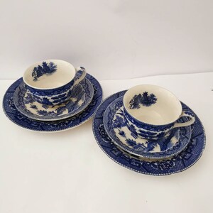 Könnte beinhalten: Zwei blaue und weiße Teetassen und Untertassen mit einem traditionellen chinesischen Muster. Die Tassen und Untertassen sind aus Porzellan und haben ein zartes Design.