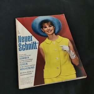 Könnte beinhalten: Vintage-Zeitschriften-Cover mit einer Frau in gelbem Outfit und blauem Hut. Der Zeitschrifttitel lautet "Neuer Schnitt" mit deutschem Text. Das Cover hat einen rot-weißen Hintergrund.