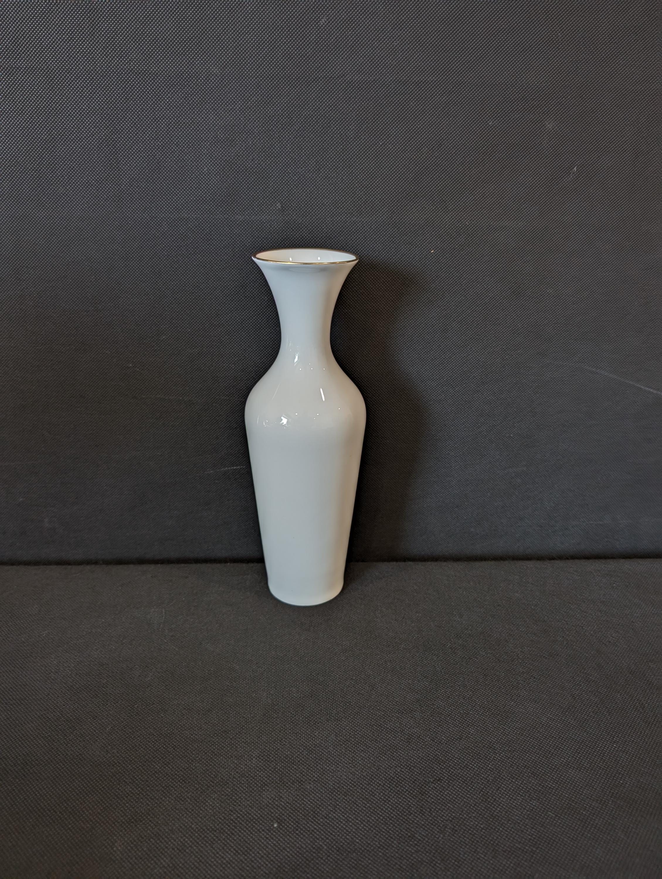 ヴィンテージ花瓶 Hutschenreuther 磁器製 白レリーフ花瓶 23.5 cm