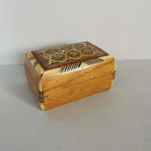 Old small wooden box decorated casket jewelry box jewelry box treasure chest antique wood box