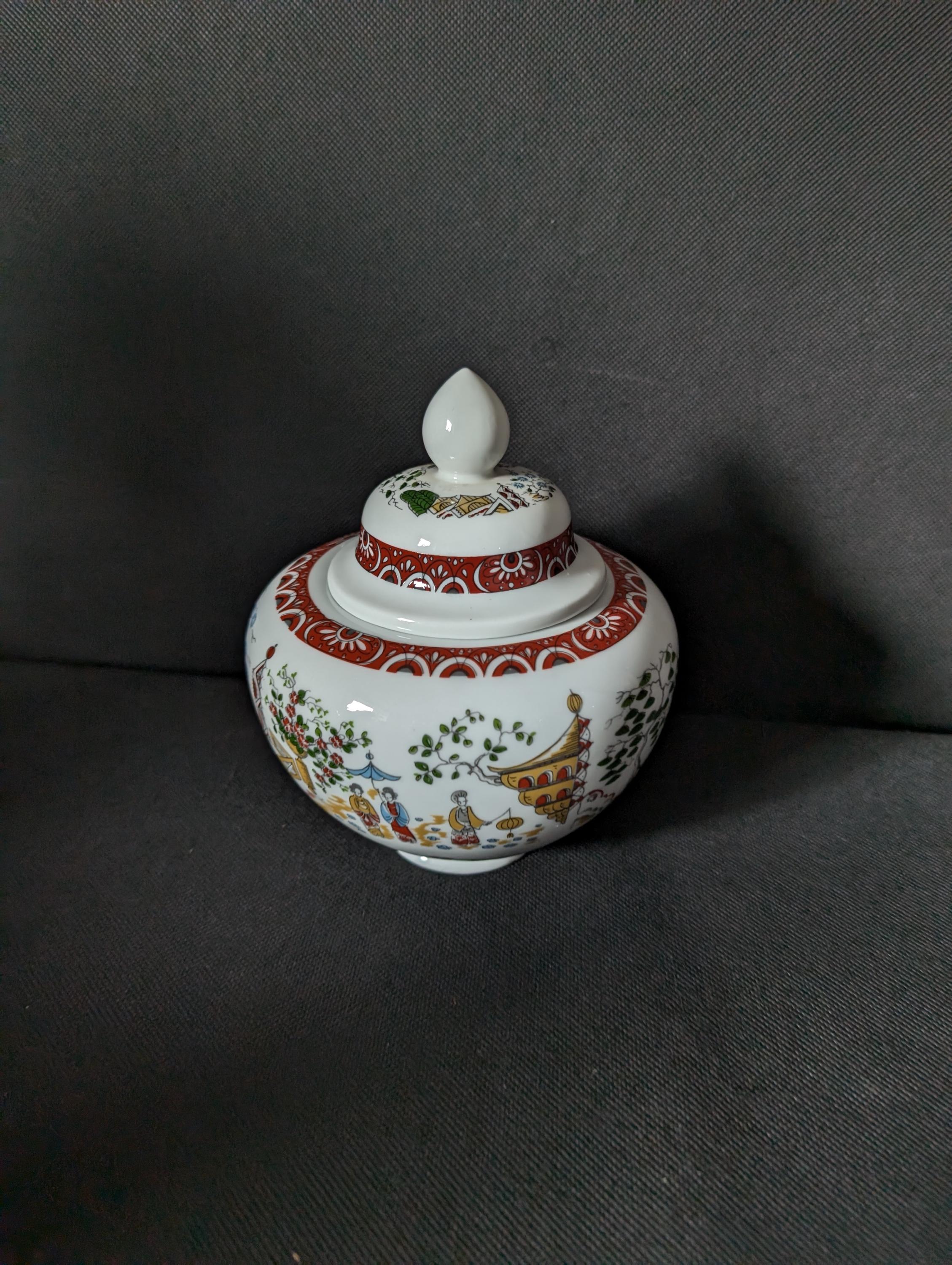 シャイベ　アルスバッハ　磁器　置物　アンティーク ヴィンテージの花瓶、磁器、蓋付き箱、磁器工房、ウンターヴァイス
