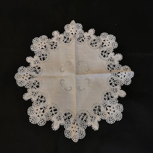 Hand-made bobbin doilies, hand-made lace, vintage tablecloths, linen bobbin-beige, handmade bobbin-cloth, diameter 40 cm