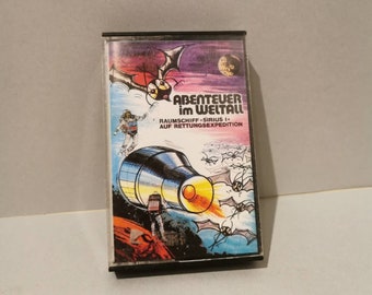 Cassette radio rétro des années 60 joue l'espace d'aventure MC. Le vaisseau spatial Sirius 1 en expédition de sauvetage Une pièce radiophonique utopique