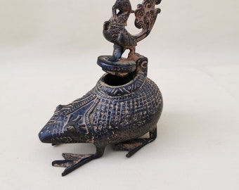 Kleine römischer Frosch als Tintenfaß Weihrauch Bronze Figur Skulptur Asien Messing shabby Vintage Öllampe Tintenfass