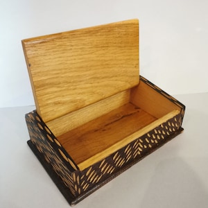 Oude houten kist, versierde kist, sieradendoos, sieradenkist, schatkist, houten antieke kist