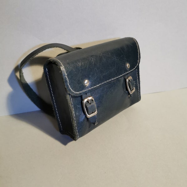 Tolle kleine Ledertasche 70er Vintage Tasche Puppen Schulranzen Knabenform. Echtes Leder