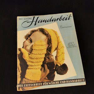 Pode incluir: Uma revista vintage intitulada "Die Schone Handarbeit" com uma mulher usando um gorro e luvas de malha amarelas. A revista tem uma capa azul clara com texto em alemão e um fundo preto.