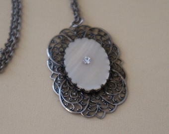 Vintage 50s medallion mother-of-pearl chain amulet collier necklace filigree