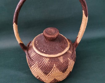 Vintage Ikebana lidded basket sewing basket shabby wool vintage beehive vintage Japan Asia