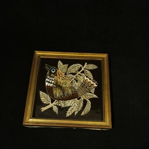 Könnte beinhalten: Ein Set aus drei Keramikvasen in verschiedenen Höhen. Die Vasen haben eine matte Oberfläche in Creme-, Beige- und Brauntönen. Die höchste Vase ist etwa 25 cm hoch.