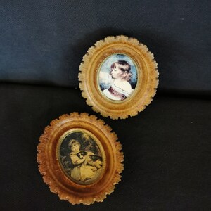 2 beautiful vintage picture frames oval with picture Italy shabby frame pictures