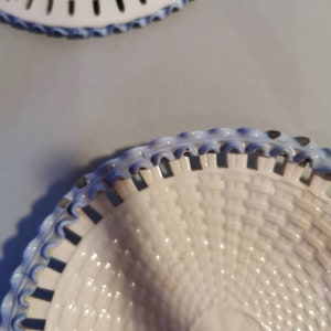 5x antieke Wächtersbach borden steengoedfabriek 5 stuks kommen met vlechtwerklook historisme bijenmerk 1891