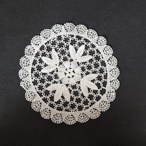 Vintage bobbin lace doily 34 cm diameter Erzgebirge Vintage high quality linen cotton doily handmade