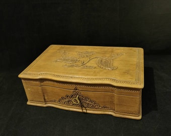 Wonderful carved old wooden box lidded jewelry box casket vintage jewelry box box