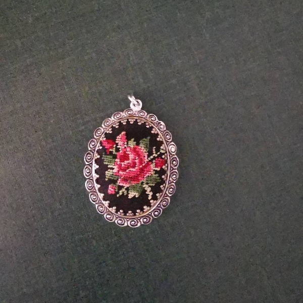 Vintage 50er Medallion Petit Point Kette Amulett Rose