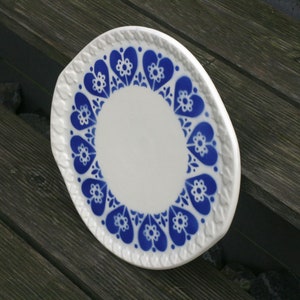 Ceramiczny talerz na ciasto obfite, niebieskie, białe serca w stylu vintage zdjęcie 1
