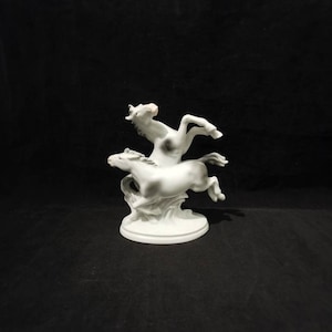 Porcelain horse horse figure white vintage decorative figure Fasold and shrub