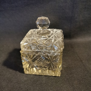 Hermoso azucarero de vidrio con forma de bombón, tarro vintage de cristal con tapa desgastada.