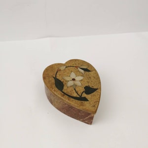 Betoverende stenen kistje tandendoosje vintage juwelendoosje speksteen natuursteen ingelegde stenen India